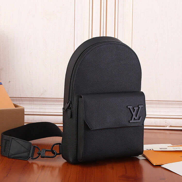 Replica LV Pilot Slingbag M23736 (3)
